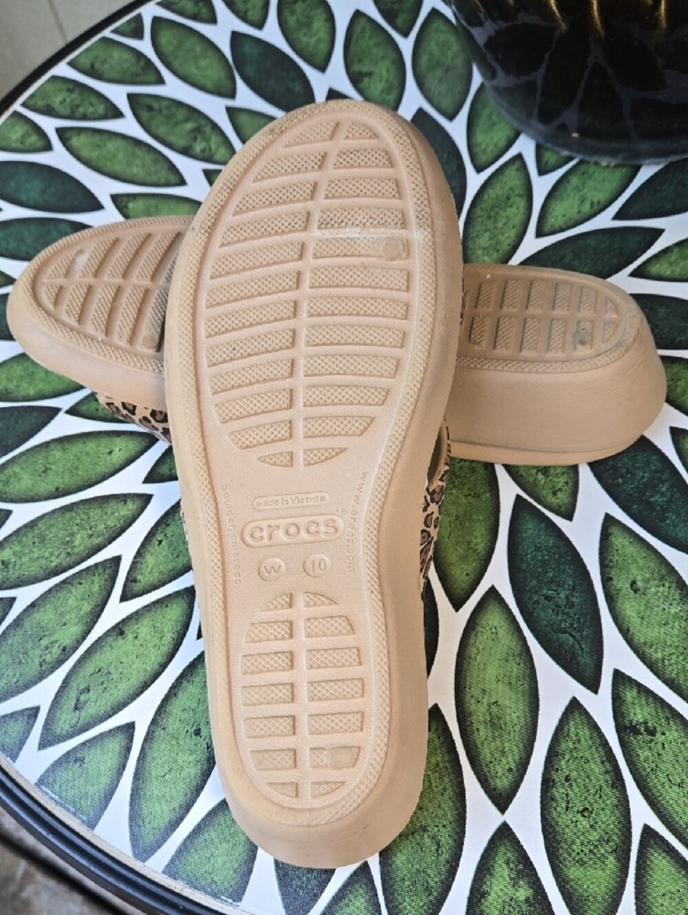 CROCS Women's Tan Leopard-Print Slide Sandals Size 10 - Picture 4 of 4